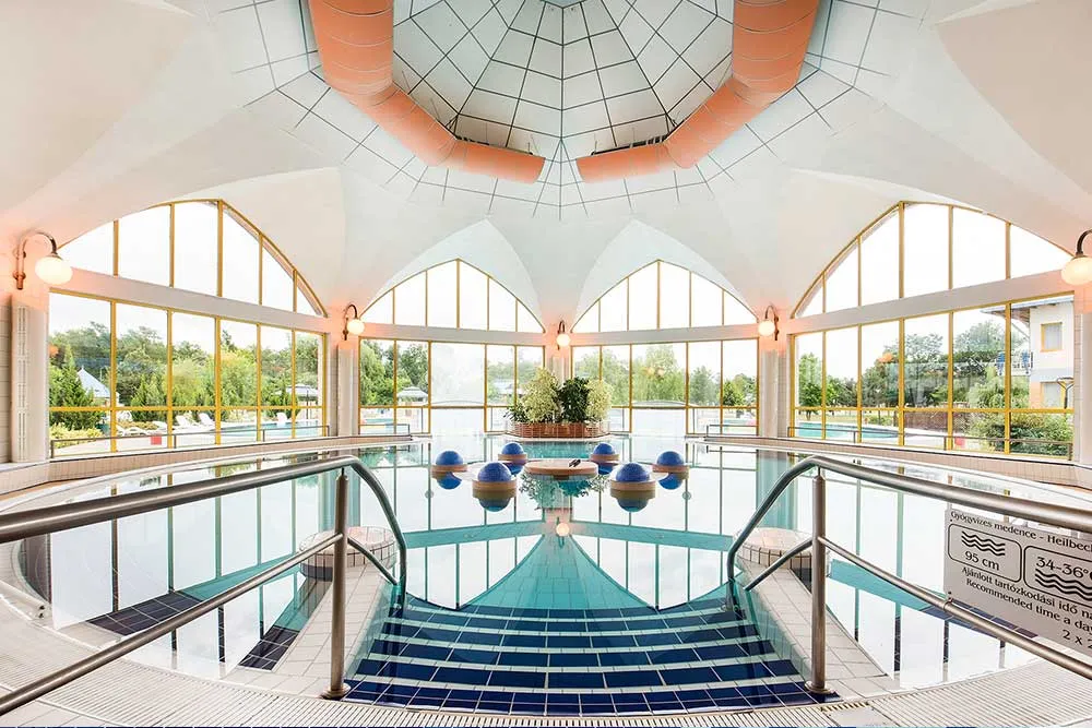 Heil- und Wellnessbad S&aacute;rv&aacute;r