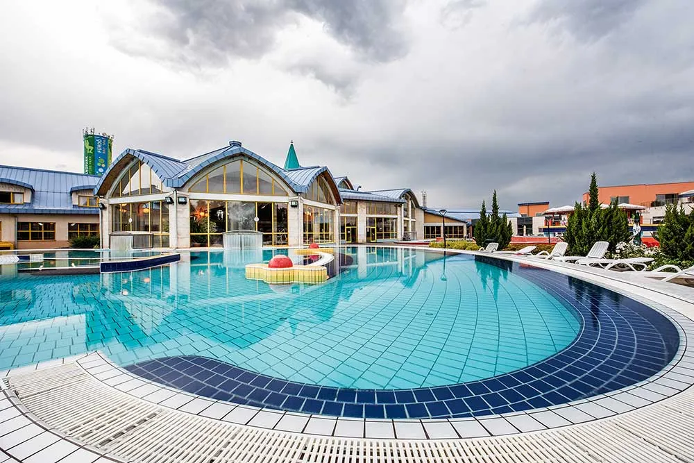 Heil- und Wellnessbad S&aacute;rv&aacute;r